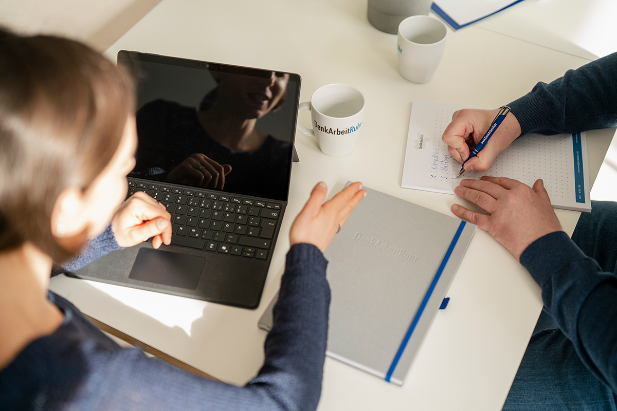 Gemeinsames Arbeiten – zwei Beraterinnen entwickeln Konzepte